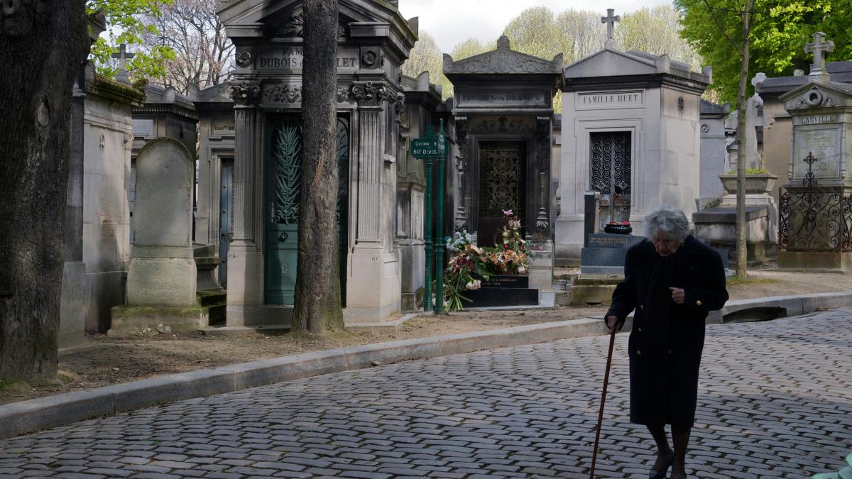 batrana moarta cimitir franta mormant