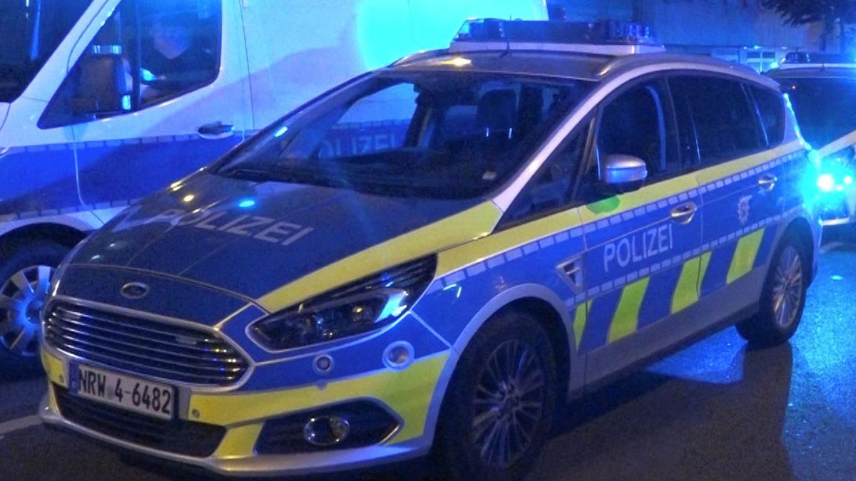 roman pet uri parc pus la pamant politisti inarmati mitraliere germania