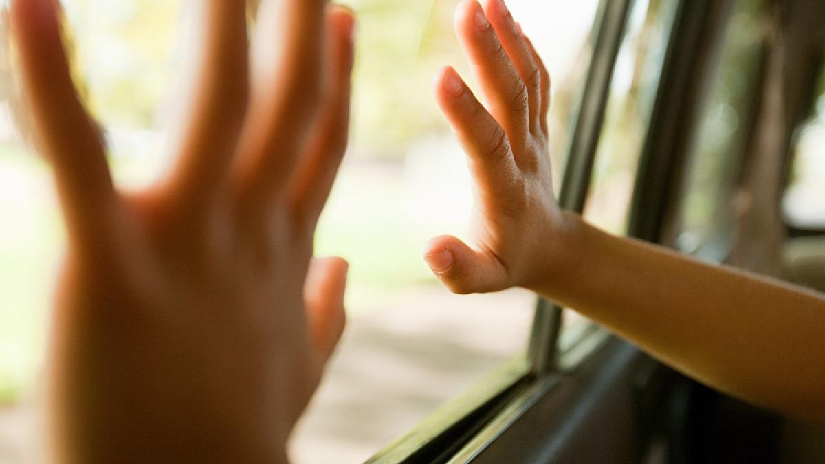 interventie de urgenta a pompierilor din cluj pentru a salva un copil de 4 ani blocat intr o masina