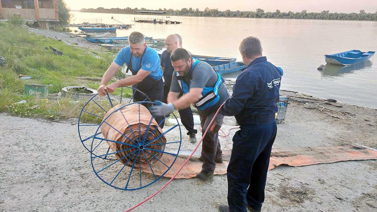 unda poluare dunare 35 tone petrol