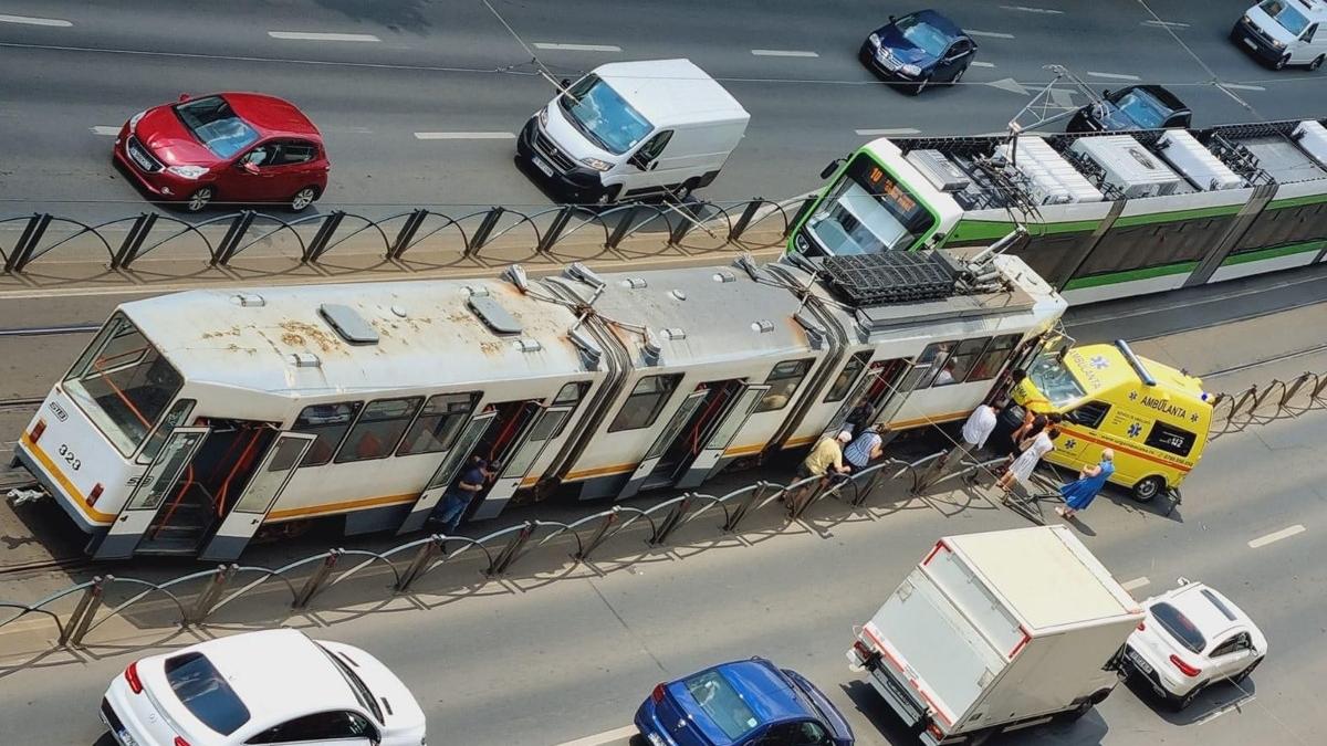 tamponare frontala ambulanta tramvai soseaua stefan cel mare bucuresti
