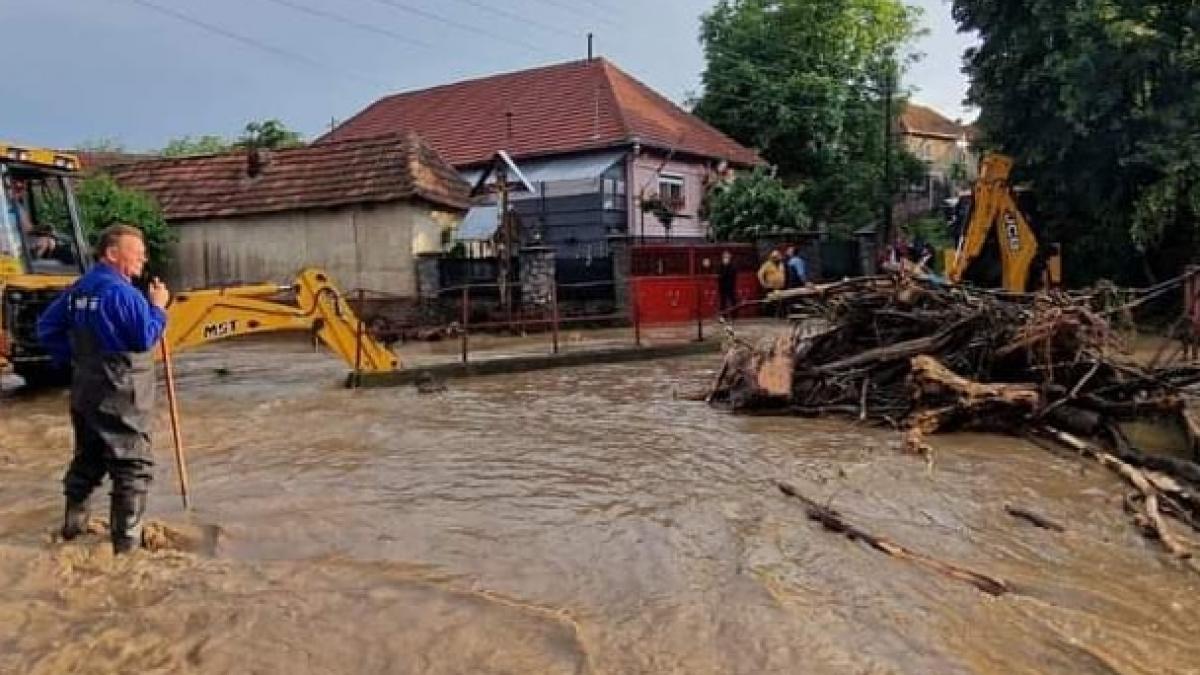 vremea rea potop fenomene coduri rosu ploi inundatii