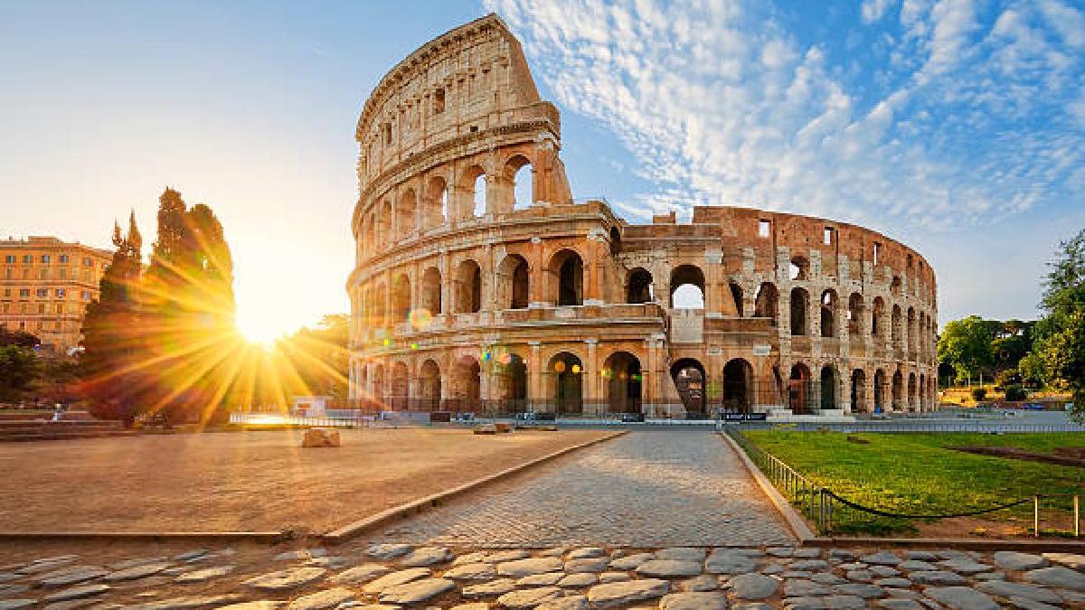 amenda turist sculptat colosseumul roma