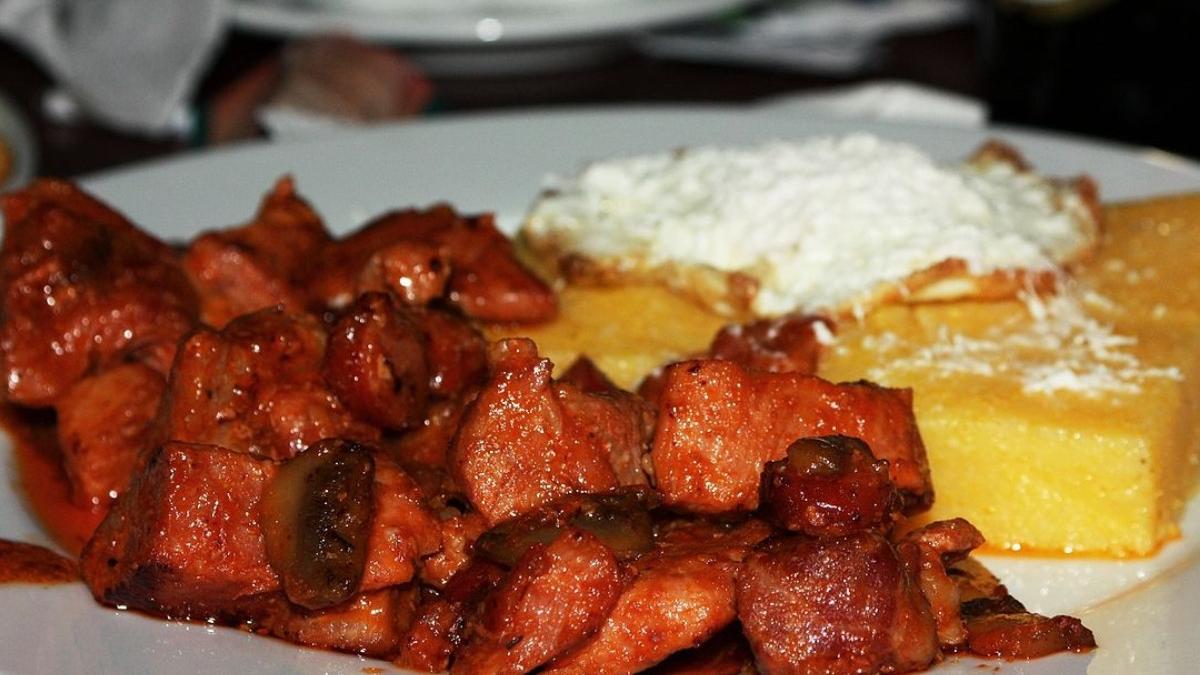 cat costa o tochitura dobrogeana cu mamaliga in statiunea mamaia