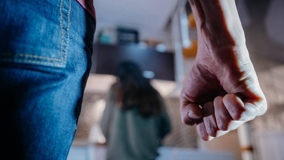 barbat arad batut iubita spart mobila casa topor