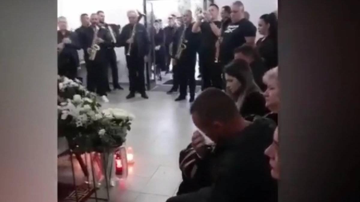 artisti lacrimi moarte petrica vita