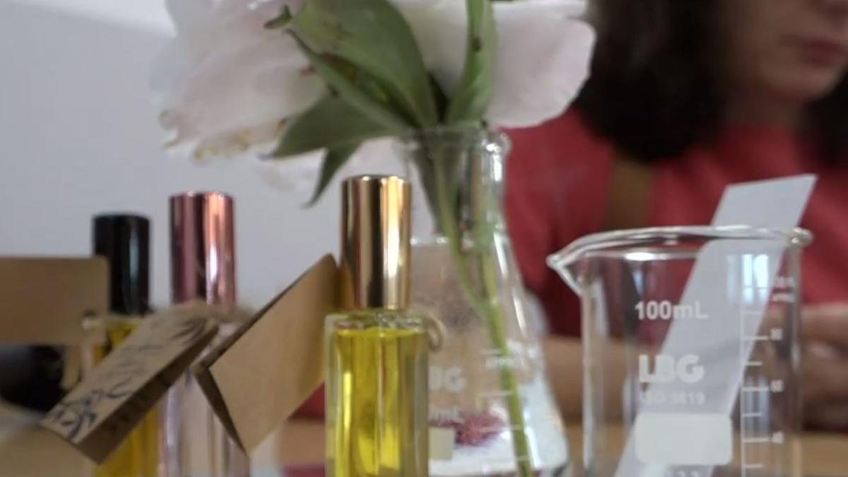 scoala unde elevii invata extraga uleiuri esentiale flori