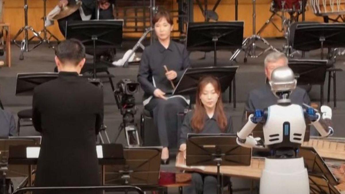 Un robot umanoid a dirijat Orchestra Națională din Coreea de Sud. Imaginile au ajuns virale