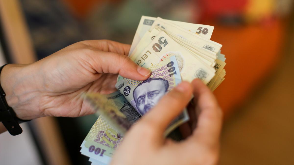 cati bani primesc romani pensionare 10 ani soc financiar