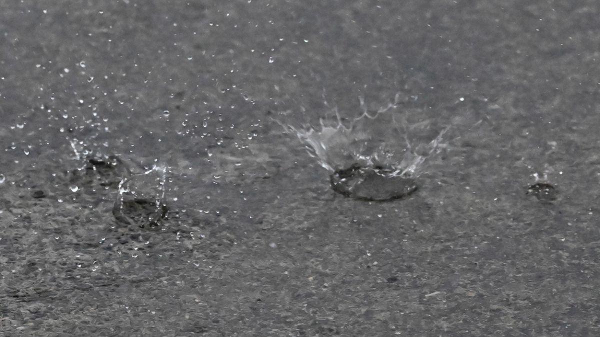 Ploile se întorc și cuprind mai multe zone ale țării! Meteorolog: ”Furtuni violente, ploi torențiale, vijelii și căderi de grindină”