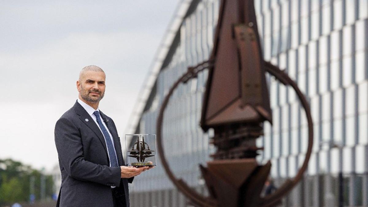 sorin veteran roman sculpteaza nato lacrimi in ochi