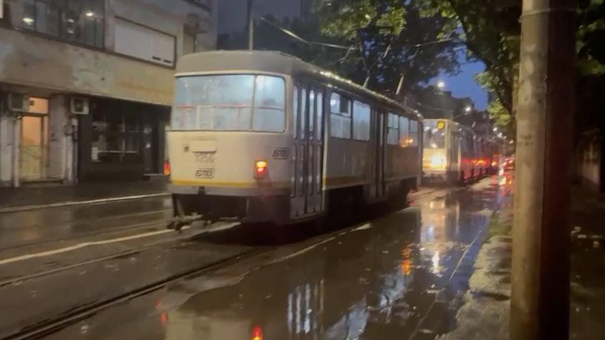 cod portocaliu furtuna bucuresti linii tramvai blocate copaci cazuti masini