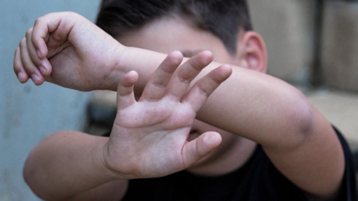 copil batut infometat brasov mama retinuta