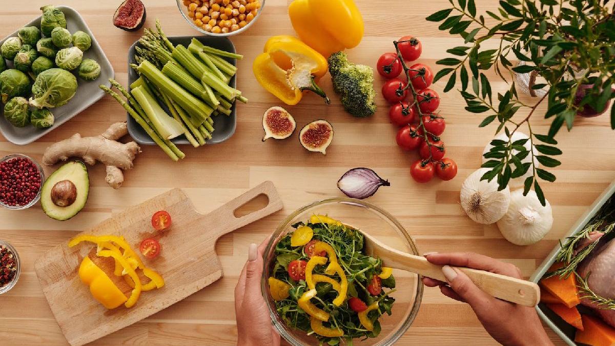 cum putem prepara salate vara putine calorii medic nutritionist simona carniciu