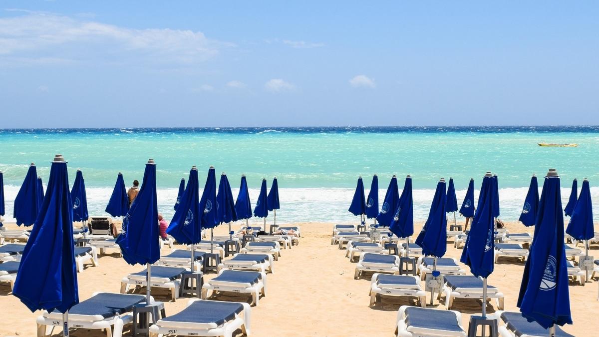 cat a ajuns sa coste un sezlong in statiunile de pe litoral romania