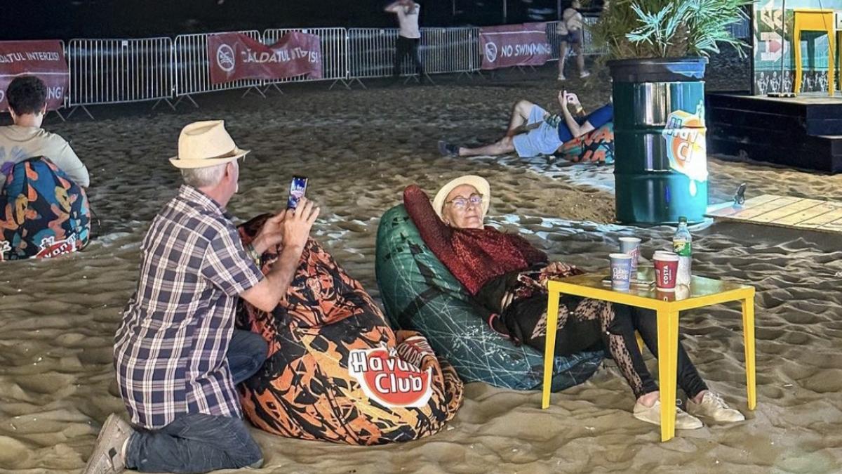 fotografie 2 bunici neversea 2023 val emotie internet