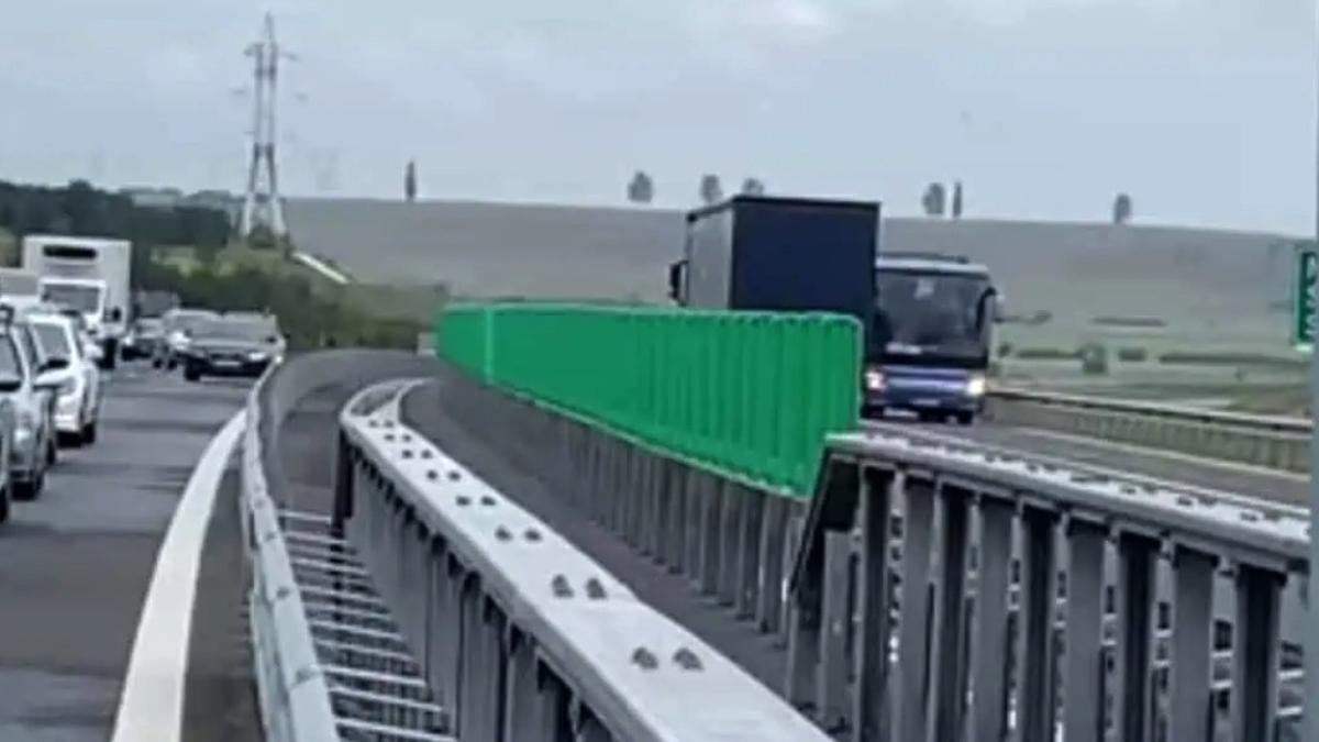 sofer autocar 32 pasageri filmat da cu spatele 1 km autostrada