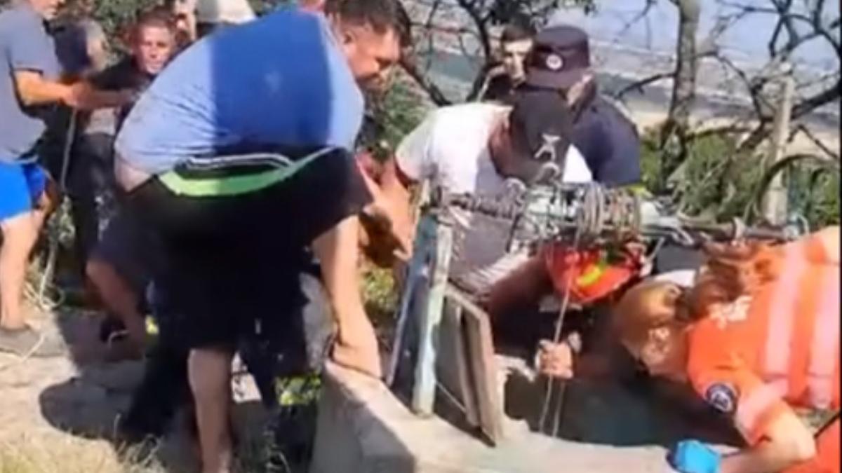 operatiune de salvare la botosani barbat cazut fanatana salavare pisica