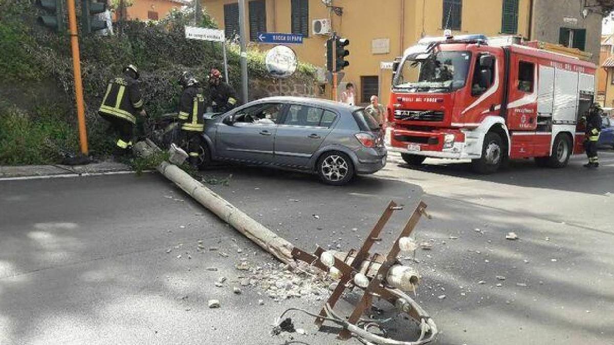 roman lasat fara curent cartier italia intrat masina stalp