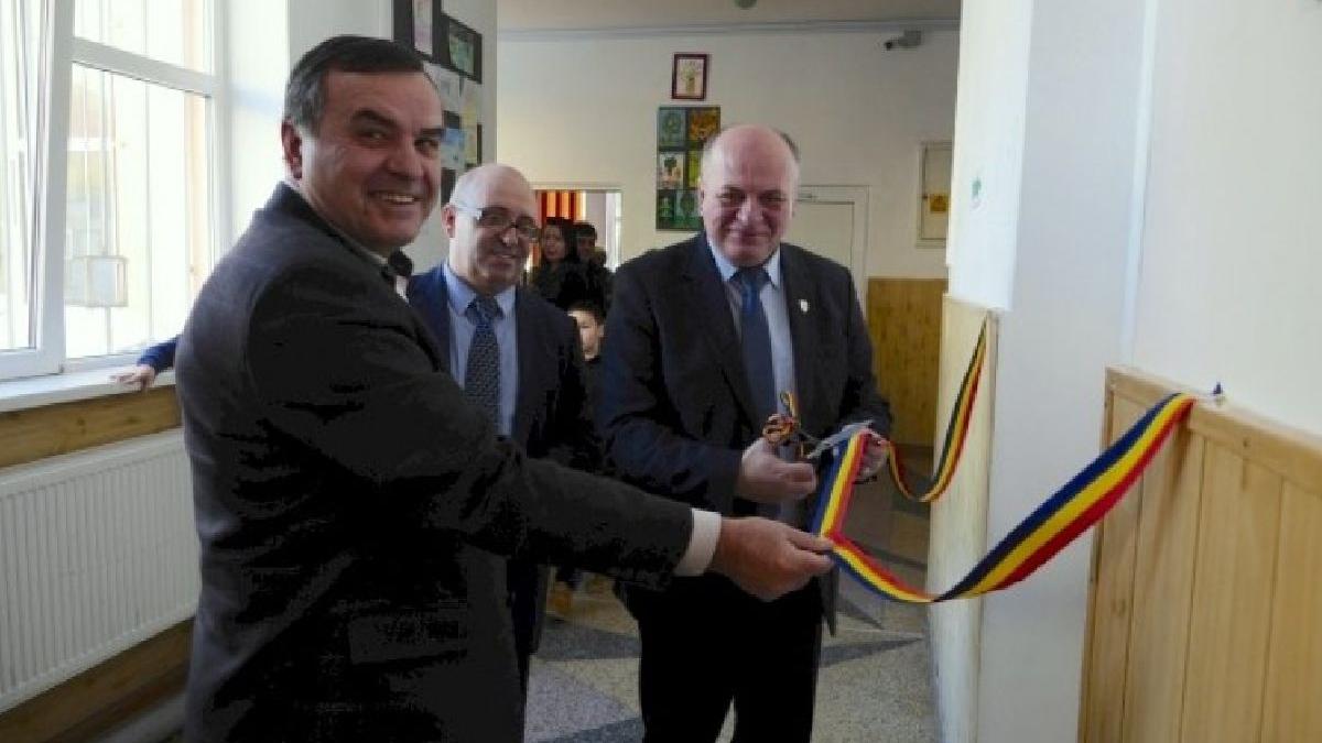 topul rusinos al politicienilor care au inaugurat toalete lifturi si drumuri