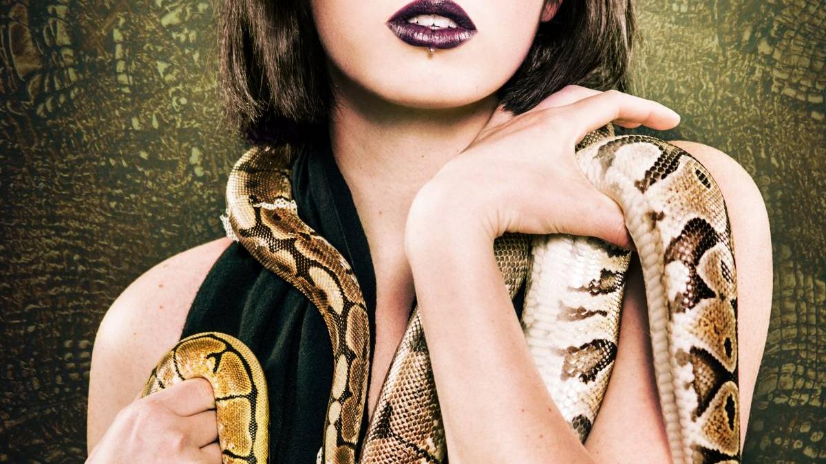 femeie bagat serpi vii sutien china