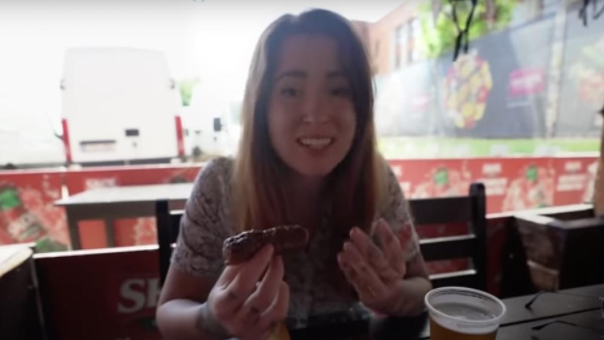 cuplu turisti britanici mancare romania