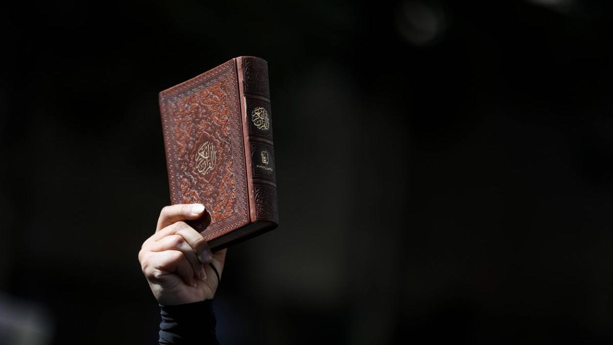 suedia joaca foc religios coran biblia tora arse public stockholm