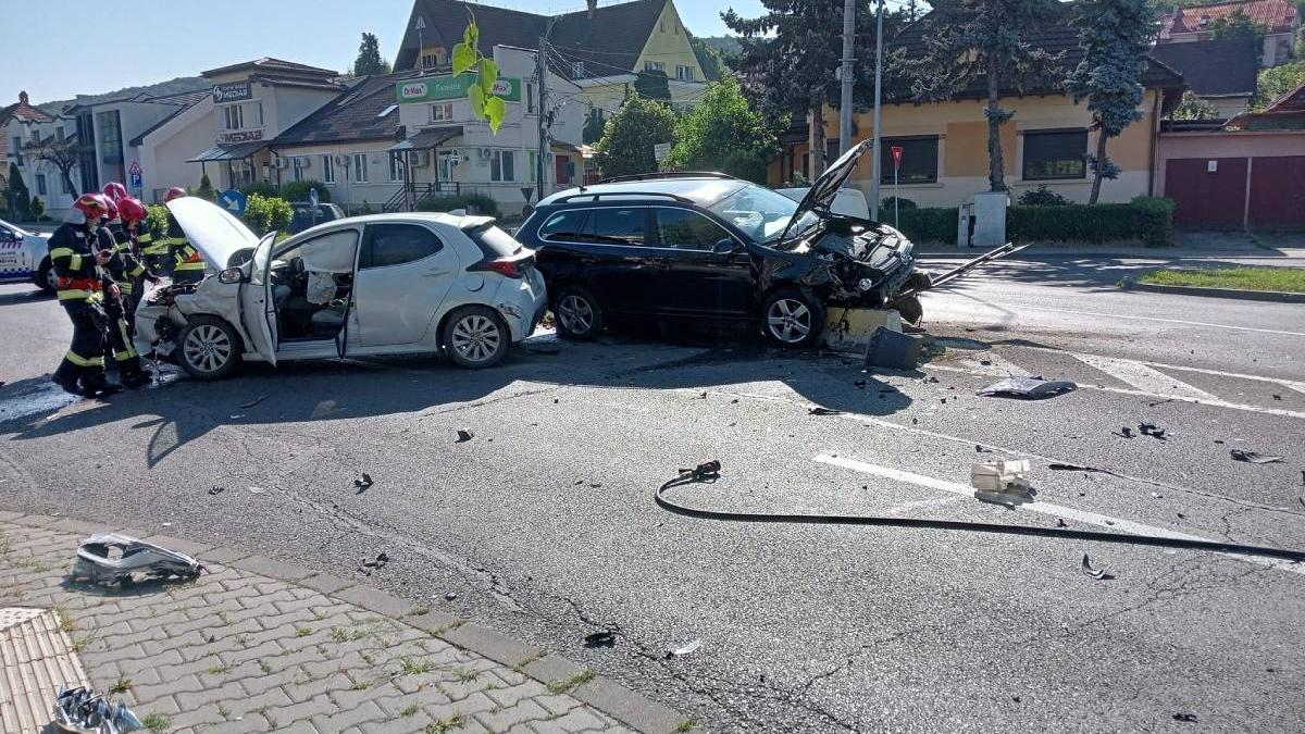 accident grav targu mures doi soferi fortat sens giratoriu pompieri interventie