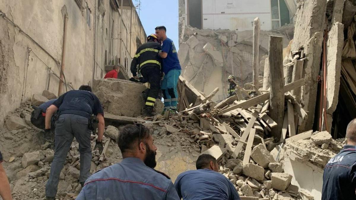 bloc trei etaje prabusit italia napoli salvatori oameni prinsi daramaturi