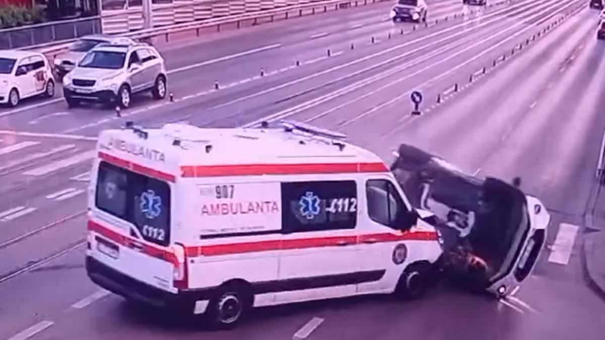 ambulanta aflata in misiune accident iasi sofer spital
