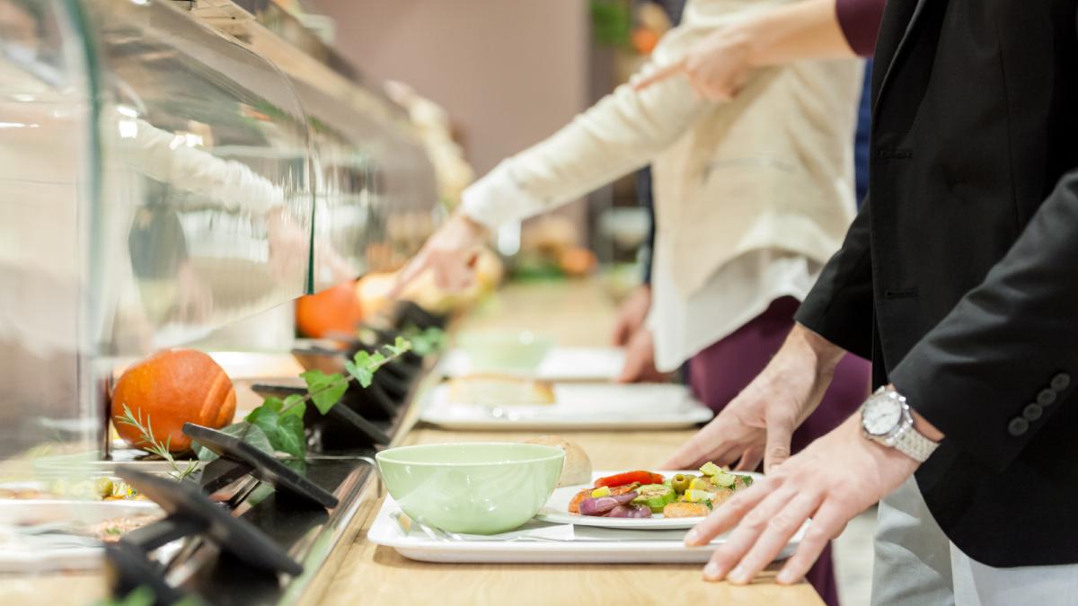 cat trebuie sa munceasca romanii ca sa isi permita masa de pranz