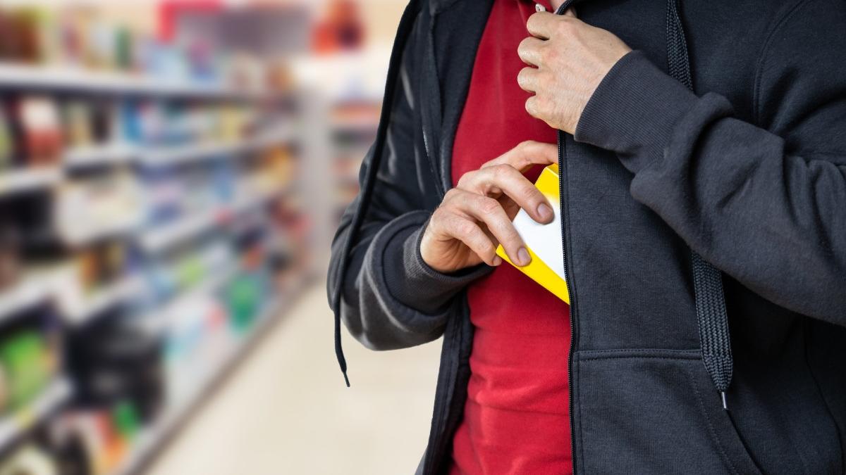 jaf la un supermarket din targu ocna o femeie a ramas fara telefon si fara bani