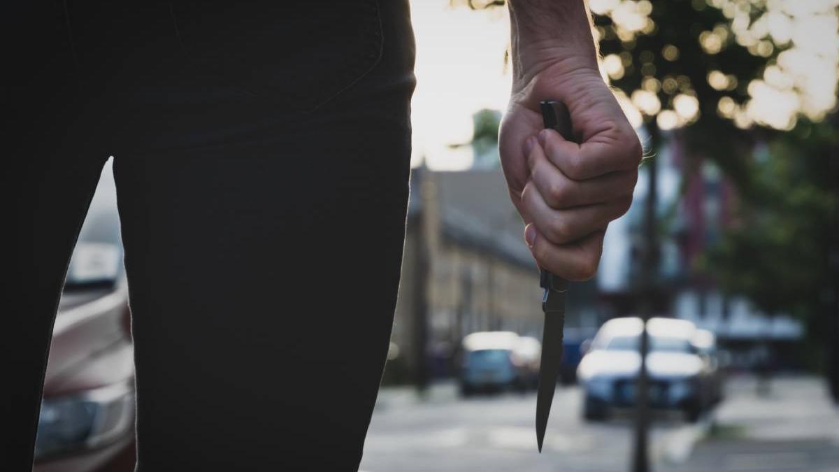 tanara otopeni amenintata cutit intretina relatii secuala agresor retinut