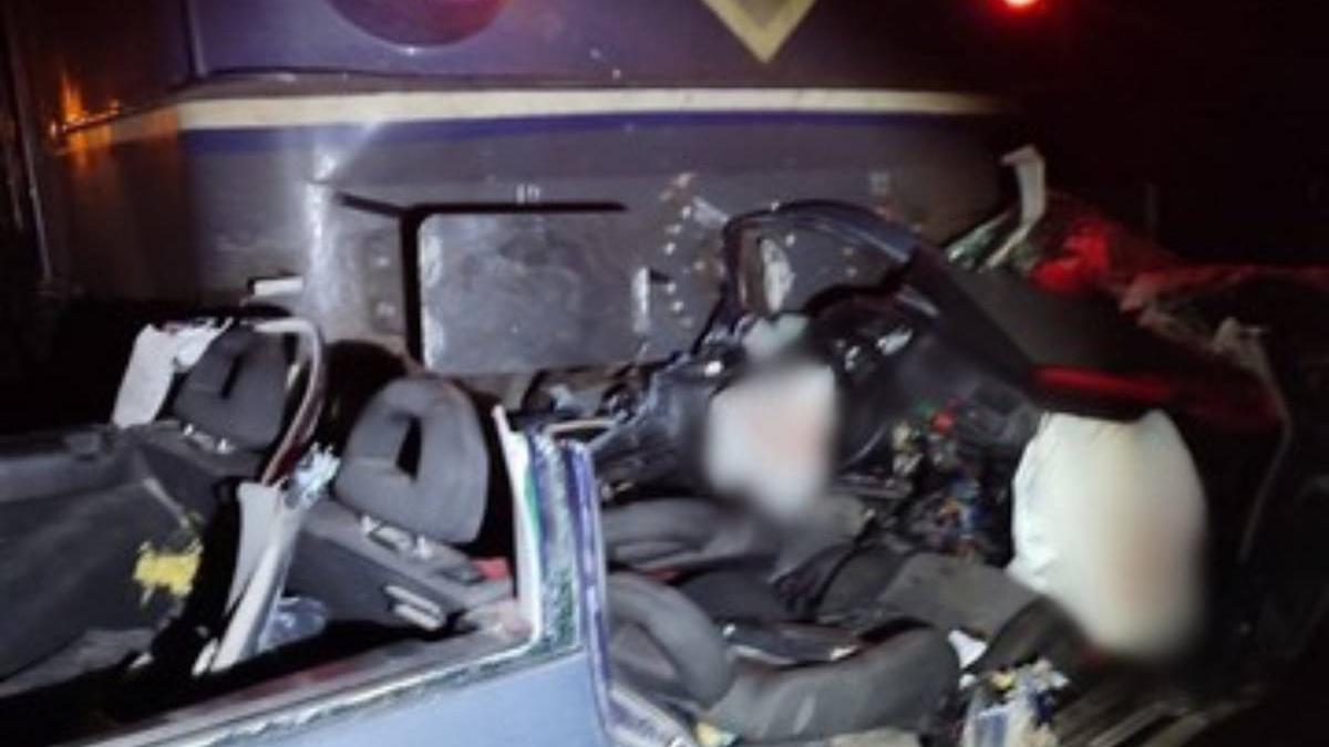 doi barbati raniti autoturism lovit tren suceava