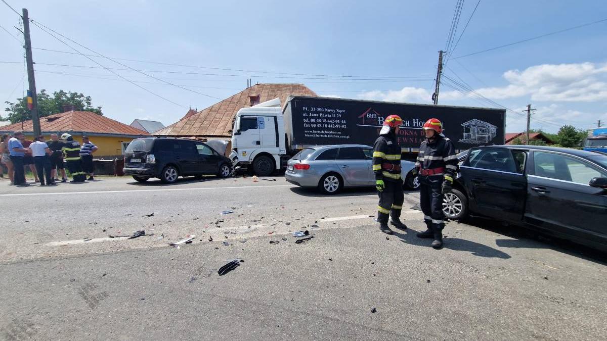 accident grav cinci victime iasi tir incarcat mobilai izbit doua masini