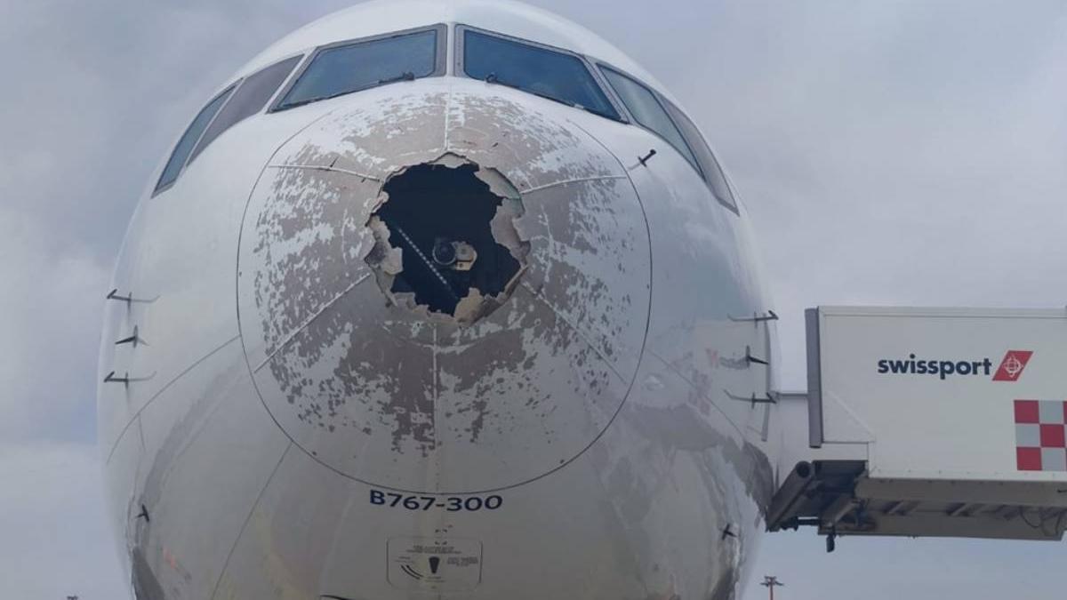 avion lovit furtuna in zbor pasageri italia milano