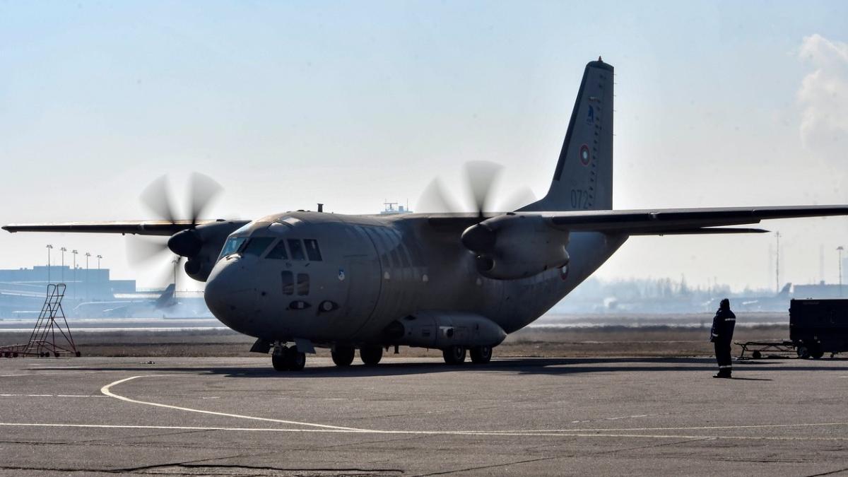 avion militar ramas fara motor inainte aterizare aeroportul otopeni