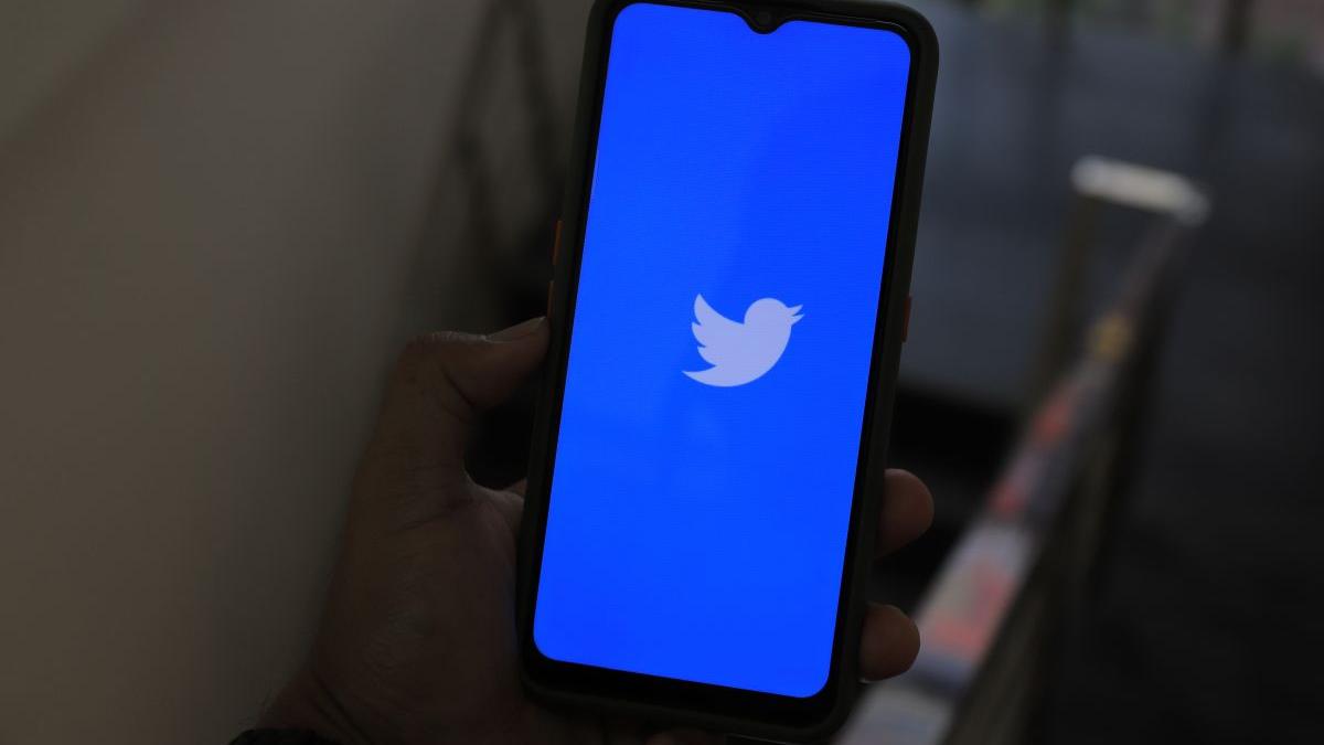 elon musk schimbat sigla twitter pasare albastra inlocuita litera x