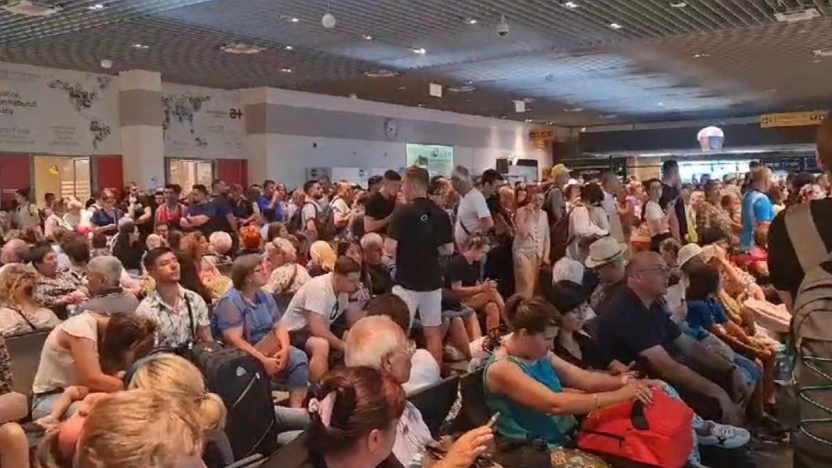 oameni dormit pe jos asteptat caldura infernala aeroportul international iasi