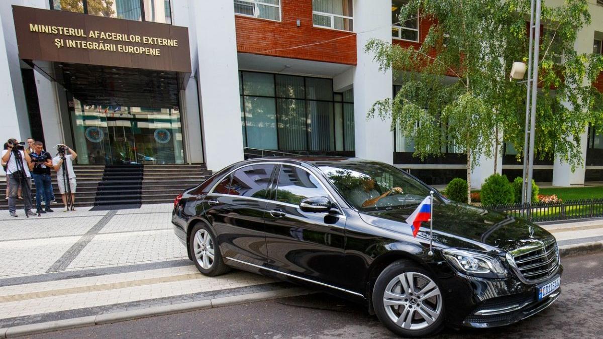 republica moldova expulzeaza 30 diplomati rusia scandalul antenelor de spionaj