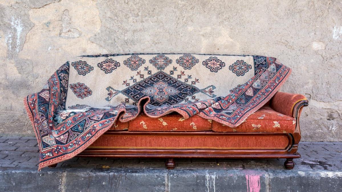 pensionar queensland canapea bani ascunsi