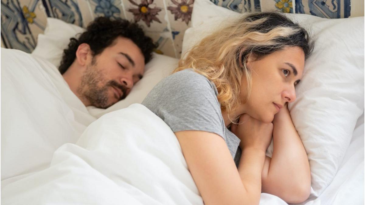 tot mai multe cupluri dorm separat explicatie psihologi