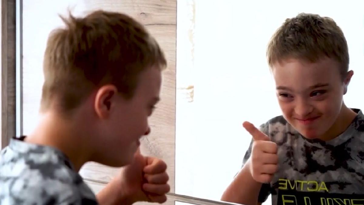Darius, copilul cu sindrom Down care a făcut progrese uimitoare la centrul UNICEF din Bacău
