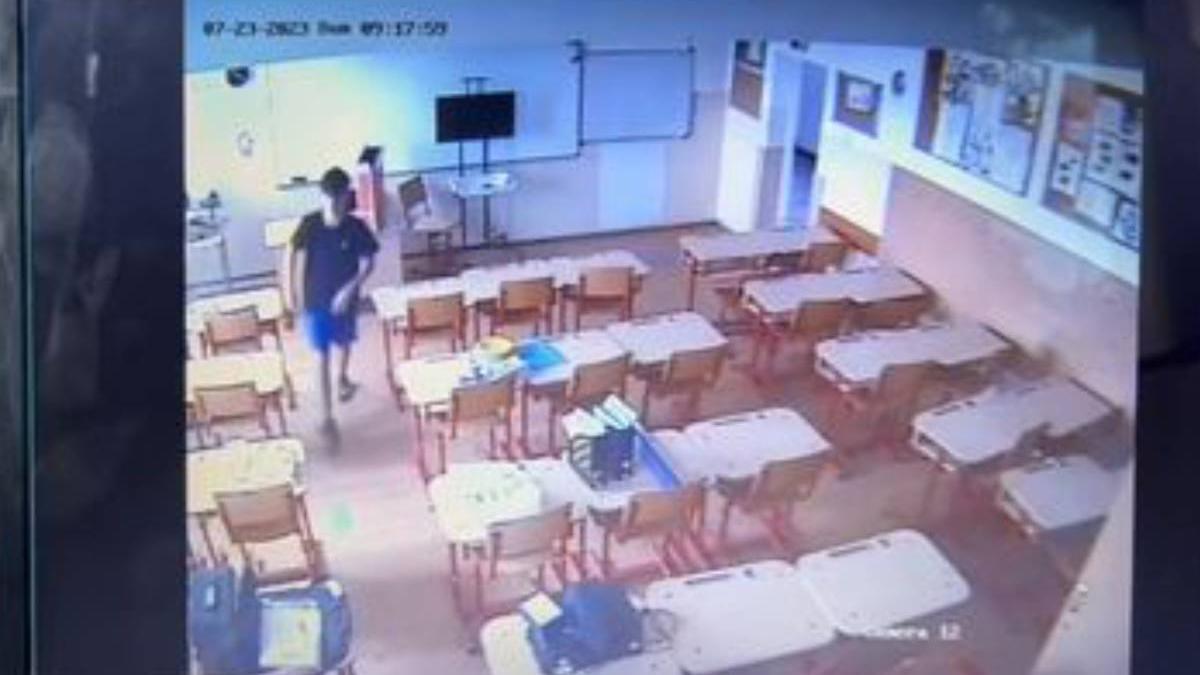 tineri retinuti furt tablete scoala bucuresti