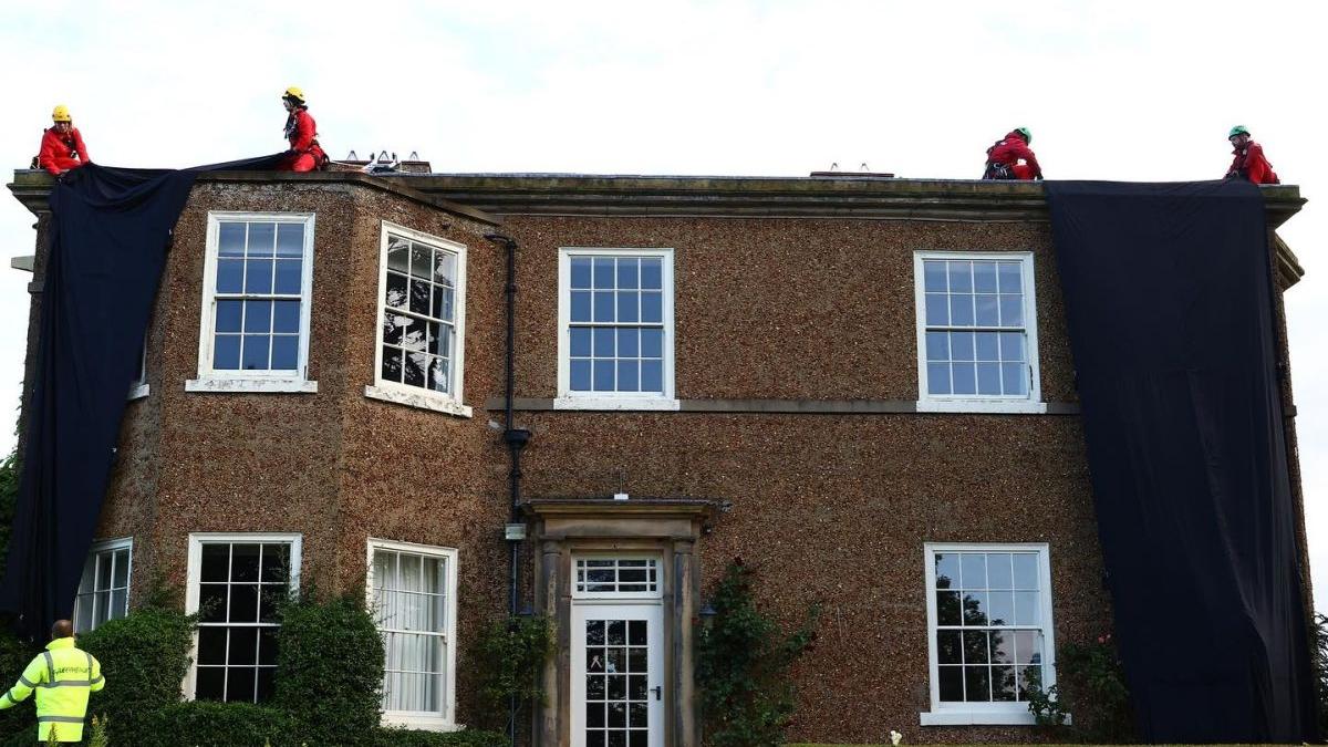 premier nu i acasa greenpeace urca pe casa vila rishi sunak imbracata negru activisti mediu