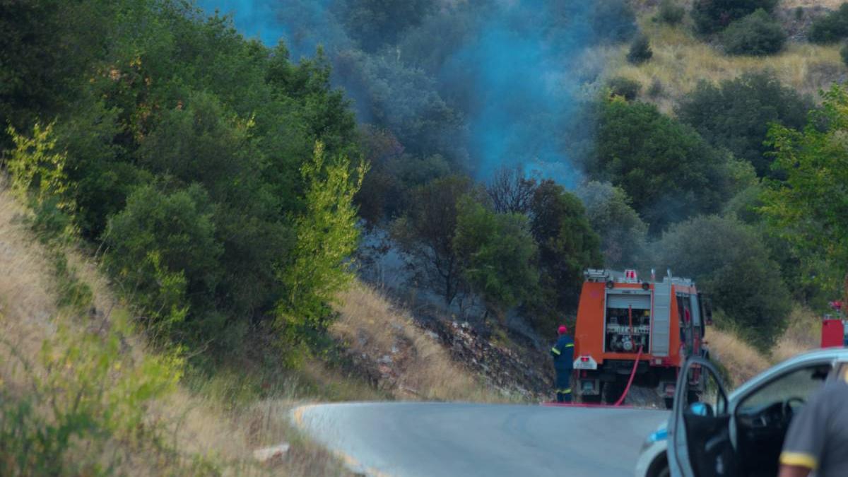 imagine emotionanata pompier grec extenuat asezat furtun stins flacari