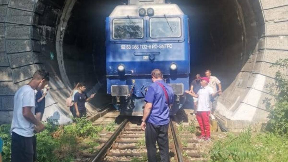 sute pasageri blocati tunel tren bucuresti iasi defect