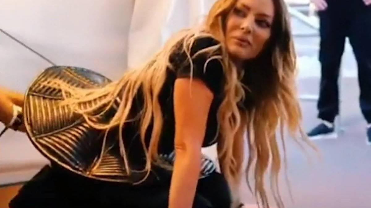 delia lesinata in genunchi untold