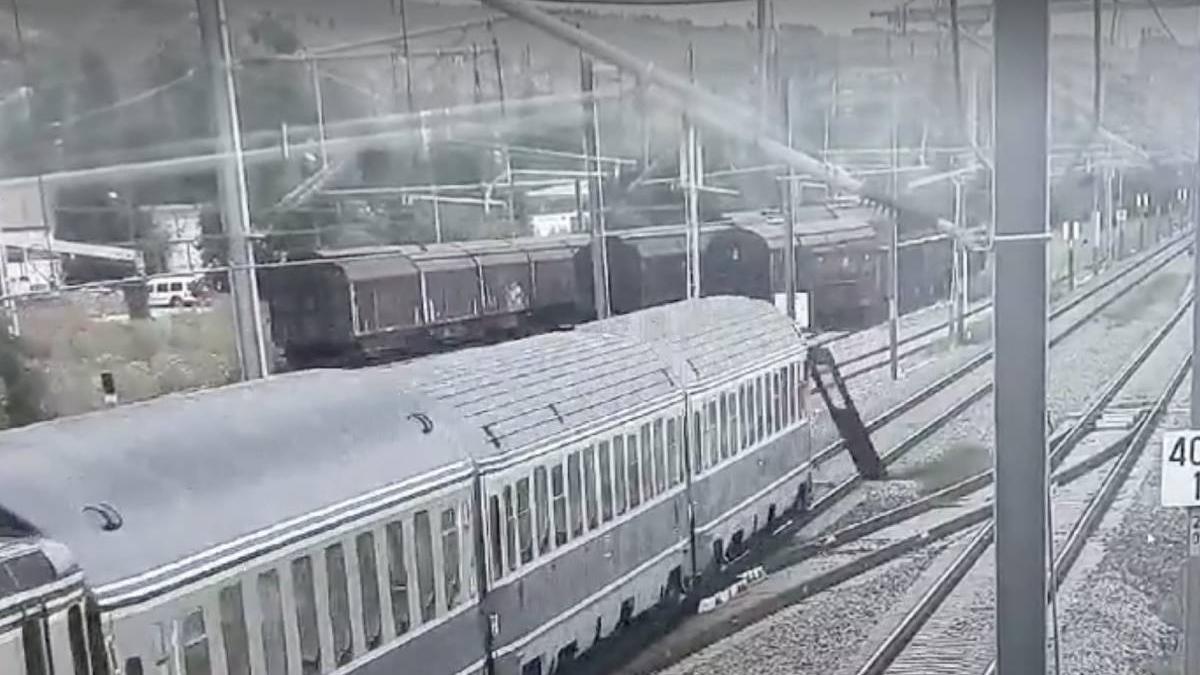 dezmintire oficiala cfr sa acuzatii false cfr calatori tren ramas far usa vagon