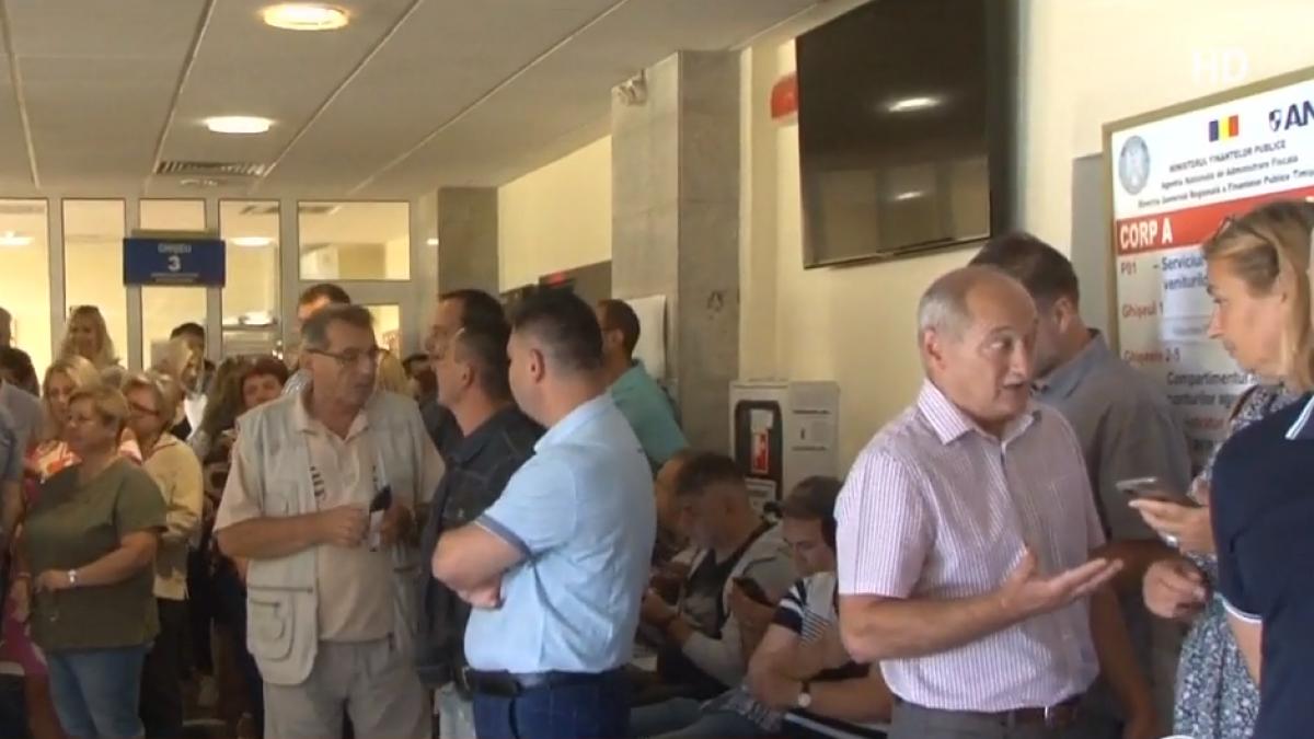 proteste angajati finante